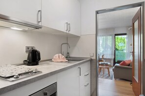 Kühlschrank, Ofen, Herdplatte, Wasserkocher mit Kaffee-/Teezubehör