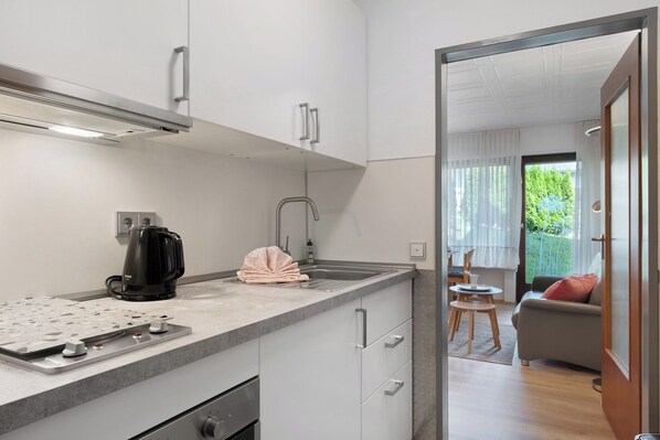 Fridge, oven, stovetop, coffee/tea maker