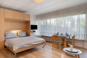 1 bedroom, bed sheets