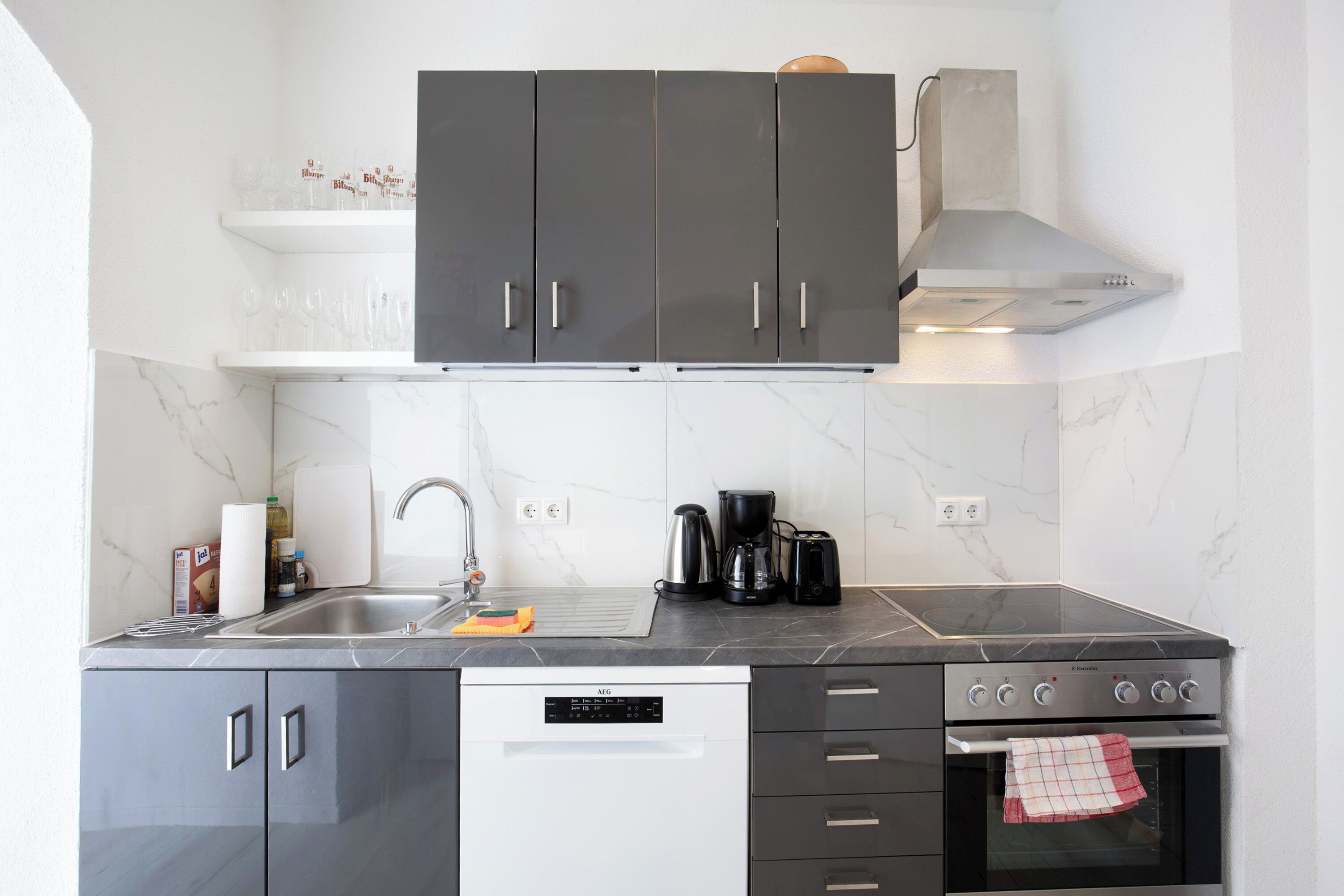 Jääkaappi, mikroaaltouuni, uuni, liesi