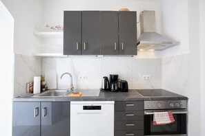 Fridge, microwave, oven, stovetop - Apartment 'Maria Laach Und Nürburgring' with Balcony and Wi-Fi (Mayen)