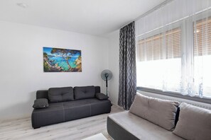 TV - Apartment 'Maria Laach Und Nürburgring' with Balcony and Wi-Fi (Mayen)