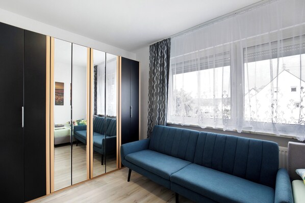 TV - Apartment 'Maria Laach Und Nürburgring' with Balcony and Wi-Fi (Mayen)