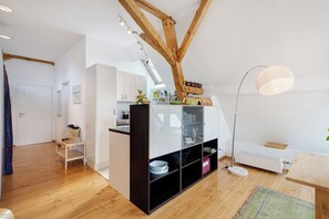 Interior - 'Atelierblick im Winzerort' with Shared Terrace, Wi-Fi and Air Conditioning (Vogtsburg im Kaiserstuhl)