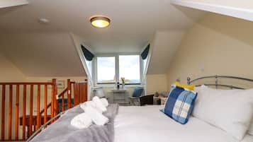 2 Schlafzimmer, individuell dekoriert, individuell eingerichtet