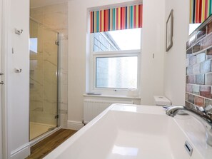 Shower - Breakers Point (St Ives)