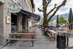 Outdoor dining - Holiday Apartment 'Cryo Ix' with Mountain View and Wi-Fi (Garmisch-Partenkirchen)