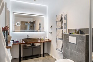 Dusche, Haartrockner, Handtücher