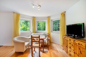 TV - Studio 'Remke' with Private Terrace and Wi-Fi (Starnberg)