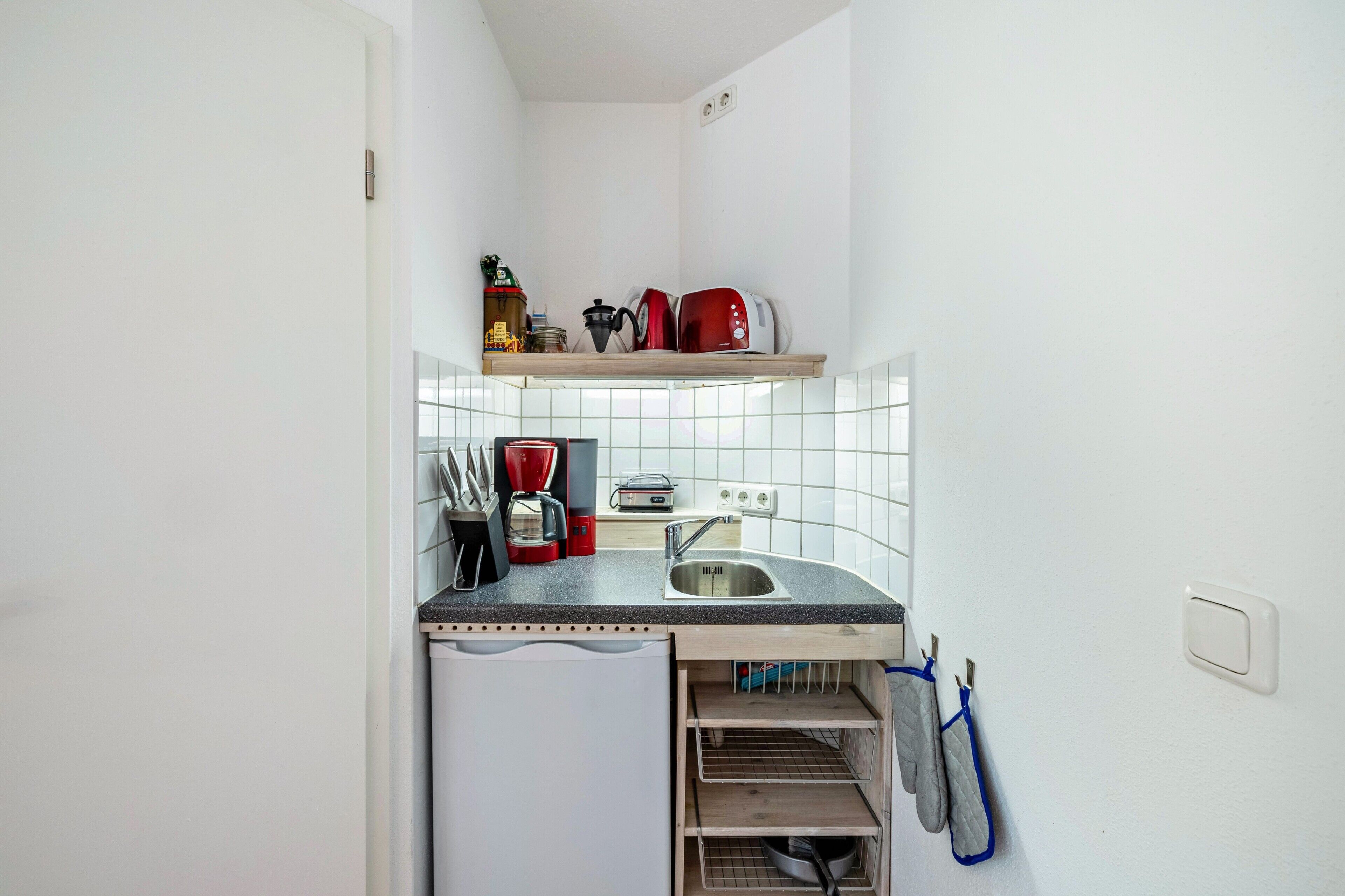 Een koelkast, een magnetron, een koffiezetapparaat/waterkoker