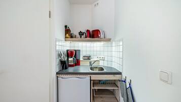 Frigorifero, microonde, macchina per tè/caffè, bollitore elettrico