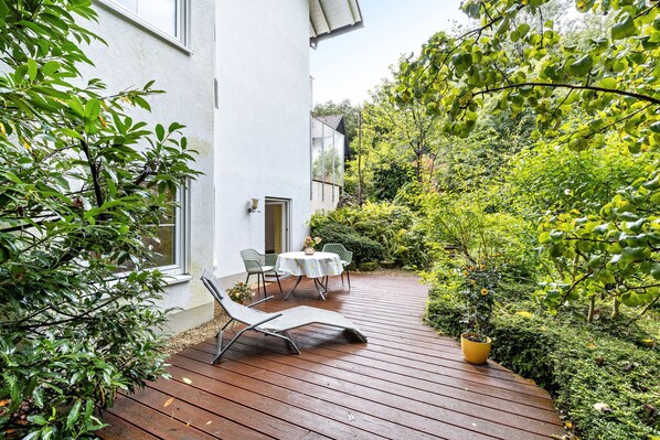 Outdoor dining - Studio 'Remke' with Private Terrace and Wi-Fi (Starnberg)