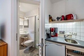 Shower, hair dryer, towels - Studio 'Remke' with Private Terrace and Wi-Fi (Starnberg)