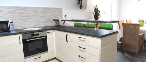 Frigorifero, microonde, forno, piano cottura