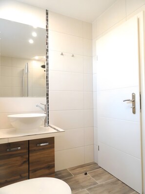 Dusche, Haartrockner, Handtücher