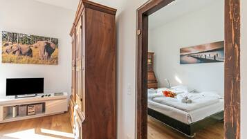 3 bedrooms, laptop workspace, iron/ironing board, free WiFi