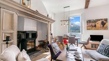 Standard House, 3 Bedrooms, Fireplace, Lakeside (Mica Aurea Morcote) | Living area | 21-inch flat-screen TV with satellite channels, fireplace, stereo