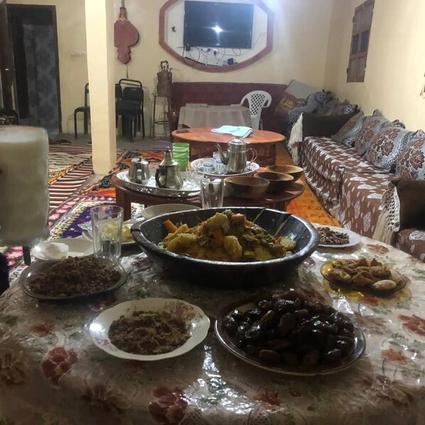 تناول الطعام داخل الغرفة