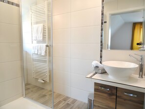 Dusche, Haartrockner, Handtücher