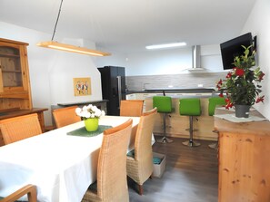 Dining - Apartment 'Karins Pension Zimmer 6' with Wi-Fi (Lampertheim)
