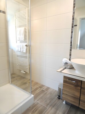 Shower, hair dryer, towels - Apartment 'Karins Pension Room 6' with Wi-Fi (Lampertheim)