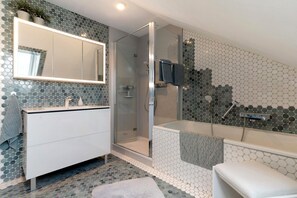 Shower, hair dryer, towels - Apartment 'Sämann' with Mountain View, Balcony and Wi-Fi (Oberkirch)