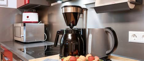 KĂŒhlschrank, Mikrowelle, Ofen, Herdplatte