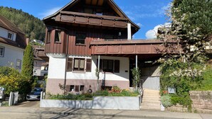 Il s’agit d’un bâtiment de style chalet traditionnel, doté d’un toit en pente, d’une façade en bois et d’un balcon.
