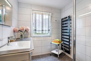 Douche, sèche-cheveux, serviettes fournies