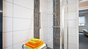 Dusche, Haartrockner, Handtücher