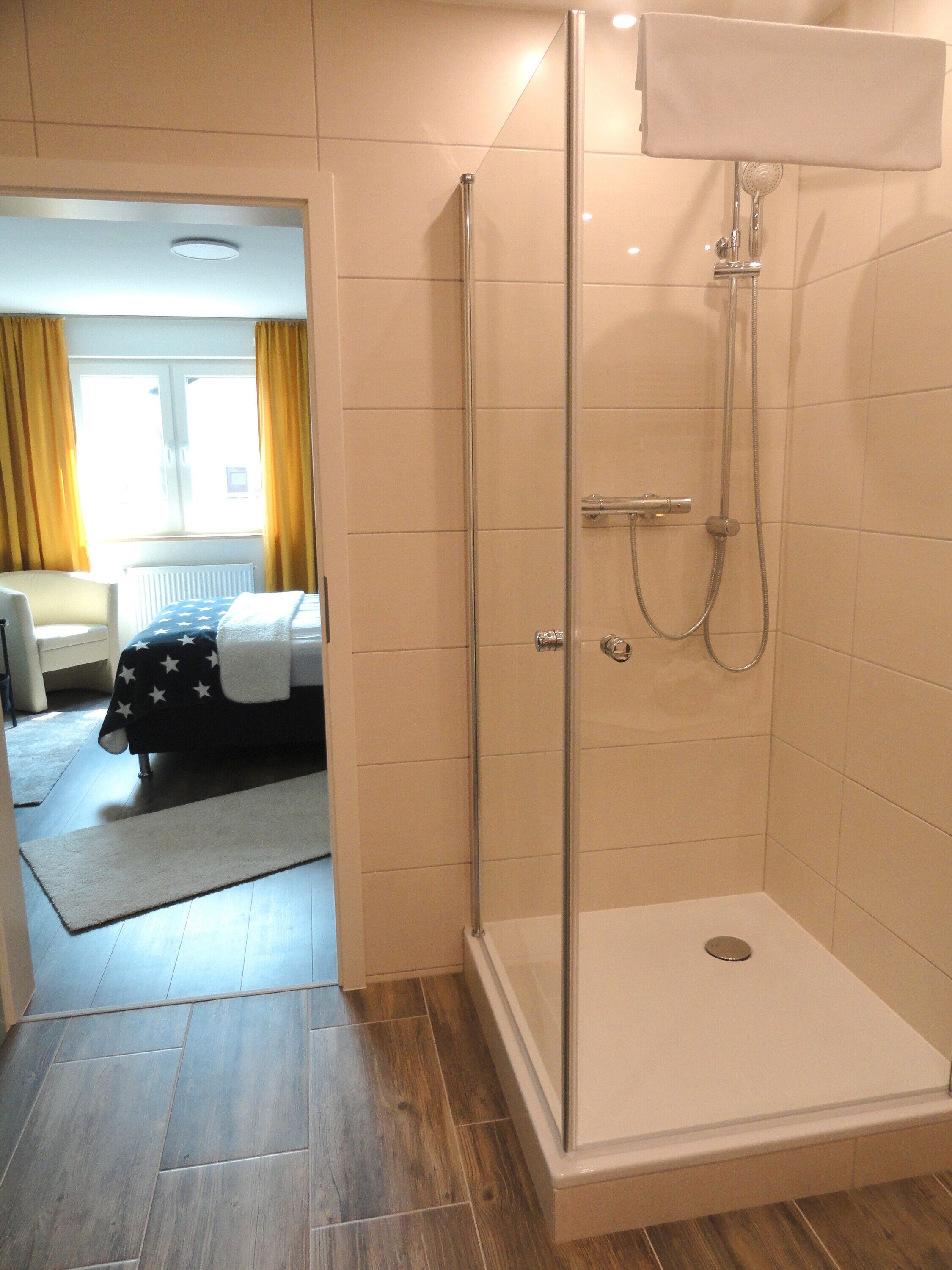 Dusche, Haartrockner, Handtücher