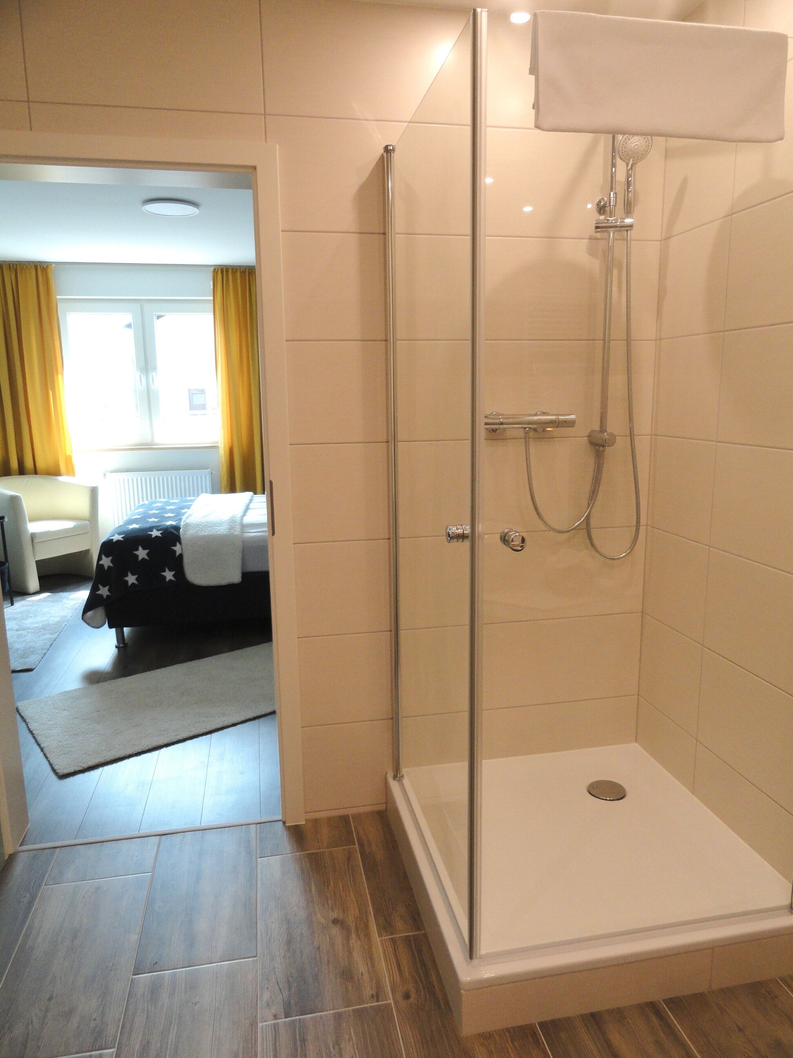 Dusche, Haartrockner, Handtücher