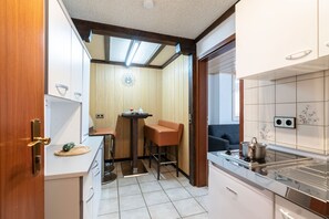 Kylskåp, mikrovågsugn, ugn och spishäll