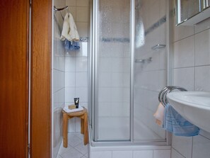 Shower, towels - Room 'Helga' with Shared Terrace, Balcony and Wi-Fi (Bad Rippoldsau-Schapbach)