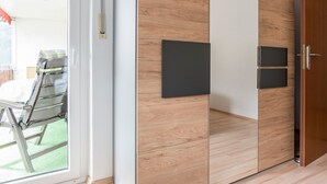 A room with a sliding door, a bench, and a view of the outdoors. - Apartment 'Rosi Mit 80qm' with Shared Terrace, Balcony and Wi-Fi (Bad Rippoldsau-Schapbach)