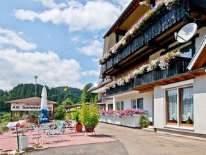 Outdoor dining - Apartment 'Kerstin, 60qm' with Shared Terrace, Balcony and Wi-Fi (Bad Rippoldsau-Schapbach)