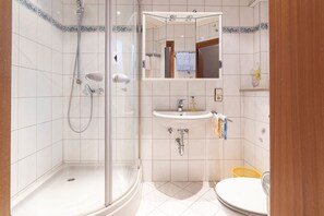 Shower, towels - Apartment 'Kerstin, 60qm' with Shared Terrace, Balcony and Wi-Fi (Bad Rippoldsau-Schapbach)