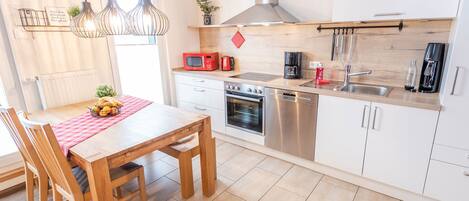 Kjøleskap, mikrobølgeovn, ovn og kokeplater