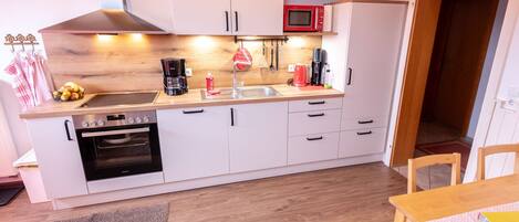 Kjøleskap, mikrobølgeovn, ovn og kokeplater