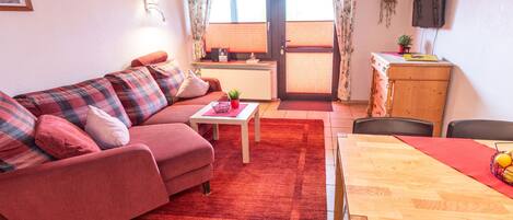 TV, table tennis, stereo