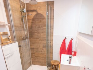Een douche, een haardroger, handdoeken