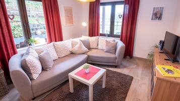 Fernseher, Tischtennisplatte, Stereoanlage