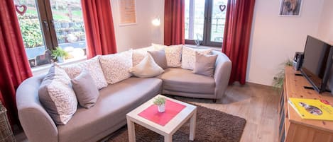 Fernseher, Tischtennisplatte, Stereoanlage