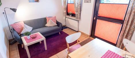 Tv, bordtennisbord, stereoanlæg