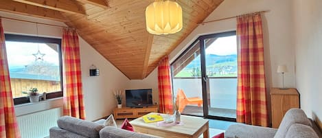 Een televisie, een tafeltennistafel en een stereo