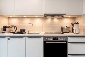 Frigorífico, horno, placa de cocina y cafetera o tetera