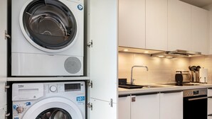 Una cocina compacta con lavadora y lavavajillas integrados, un fregadero y una estufa.