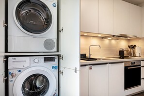 Kylskåp, ugn, spishäll och kaffe- och tebryggare