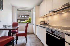 Kylskåp, ugn, spishäll och kaffe- och tebryggare