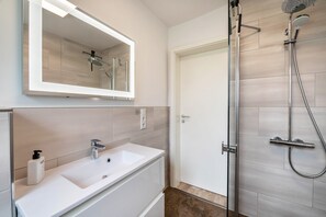 Douche, serviettes fournies
